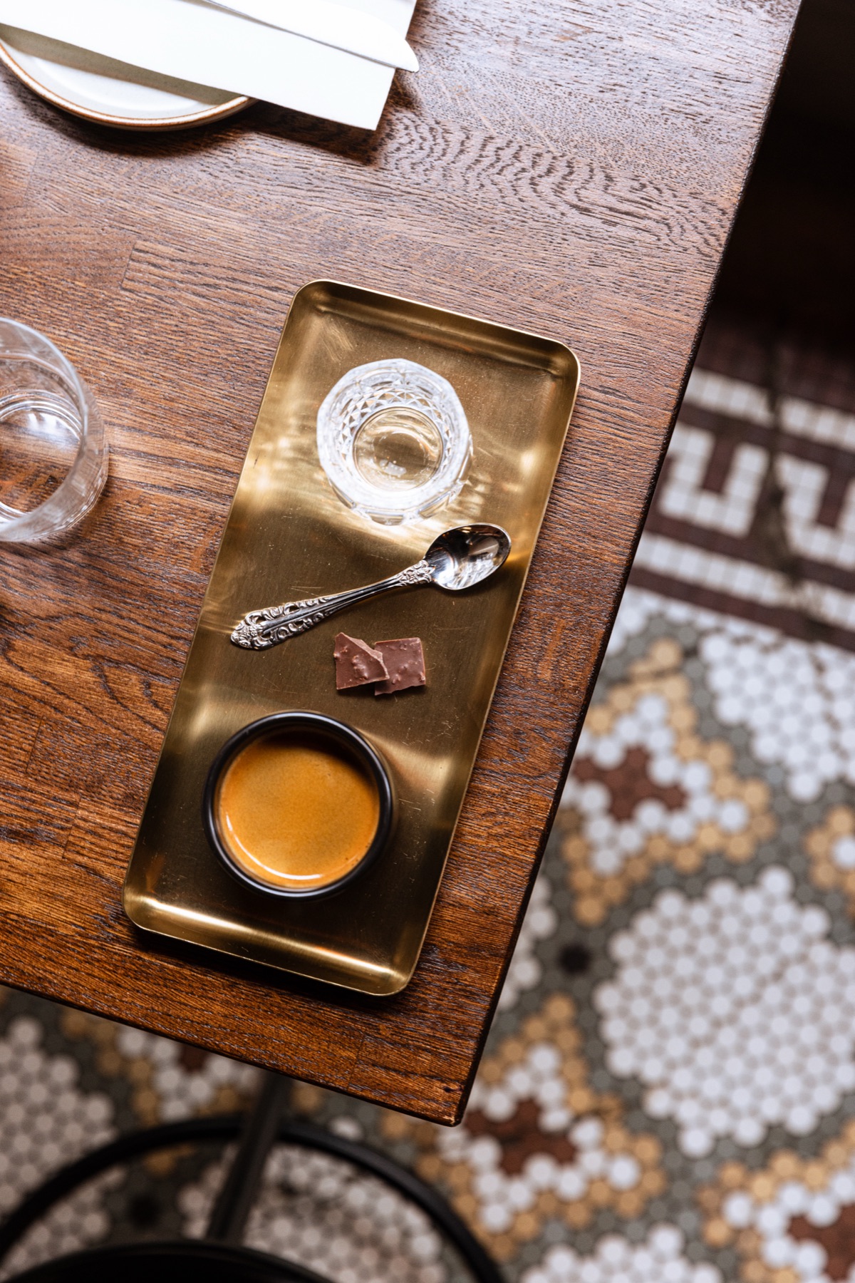 Plates and brass details set on the wood counter